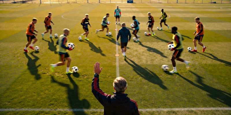 足球运动员在训练场上进行战术演练